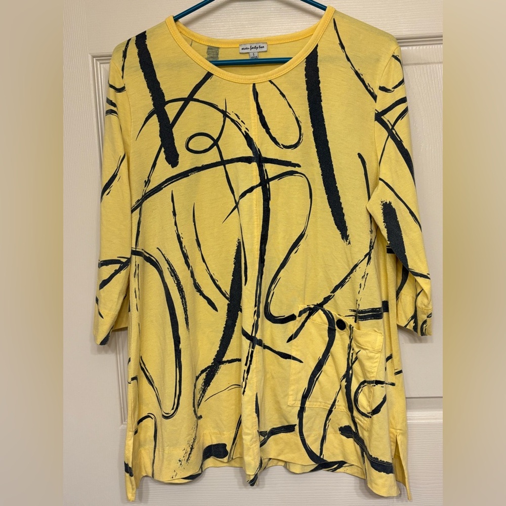 Cute scribble top w/pocket!